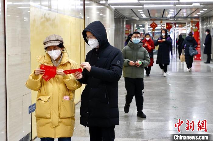 北京市朝陽區(qū)聯(lián)動(dòng)京港地鐵在14號(hào)線九龍山站站廳內(nèi)為地鐵乘客派發(fā)“拜年紅包”?！?lt;a target='_blank' href='/'>中新社</a>記者 富田 攝