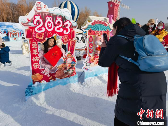 圖為游客在北京陶然亭公園雪場游玩?！”本┦泄珗@管理中心供圖