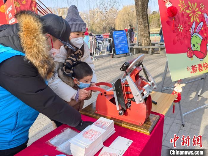 圖為小游客在北京紫竹院公園“雕版刷?！??！”本┦泄珗@管理中心供圖