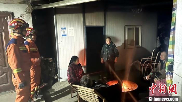 瀘定消防救援力量正在震區(qū)排查房屋受損情況。　何萬桑 攝