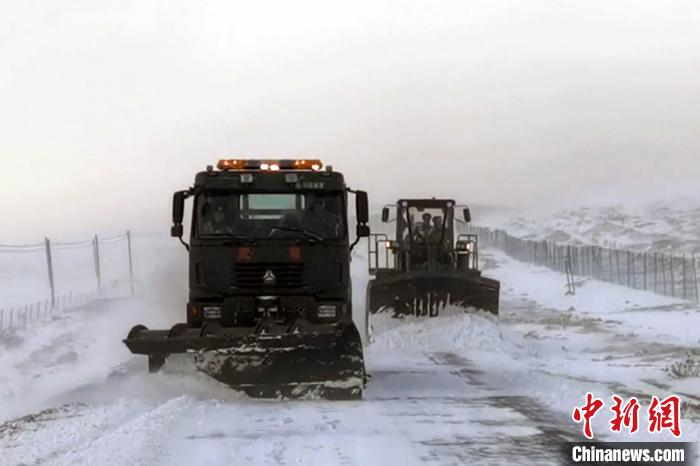 西藏阿里：春節(jié)期間，武警官兵緊急搶通冰雪災(zāi)害道路