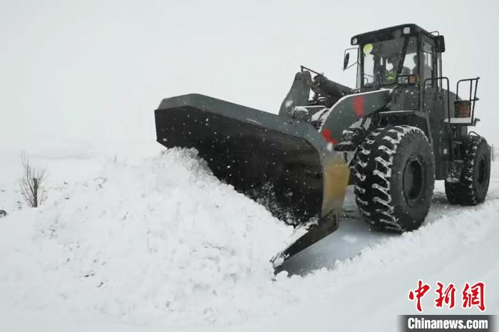 圖為清除積雪?！●T楠 攝