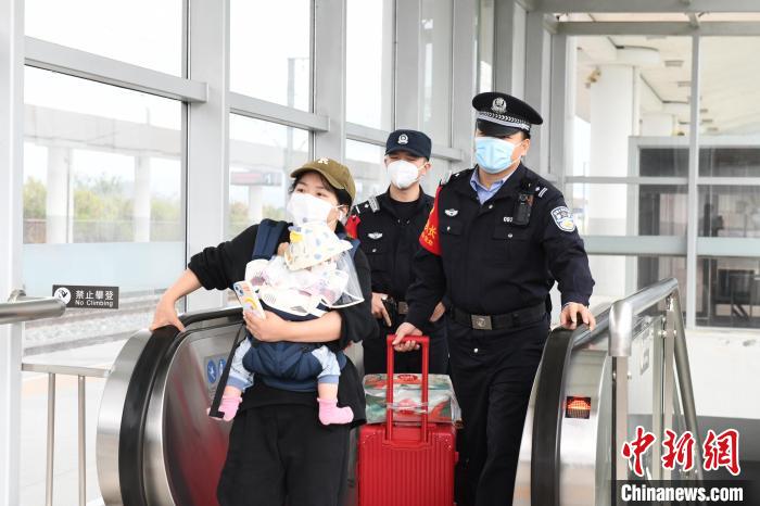 “全國(guó)公安機(jī)關(guān)愛民模范”朱少銘：用愛傳遞“公安溫度”