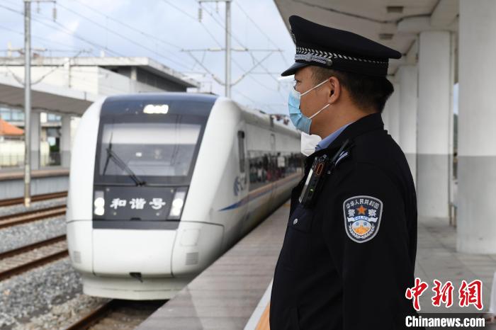 圖為正在執(zhí)勤的“全國(guó)公安機(jī)關(guān)愛民模范”朱少銘 。　張科軍攝 攝