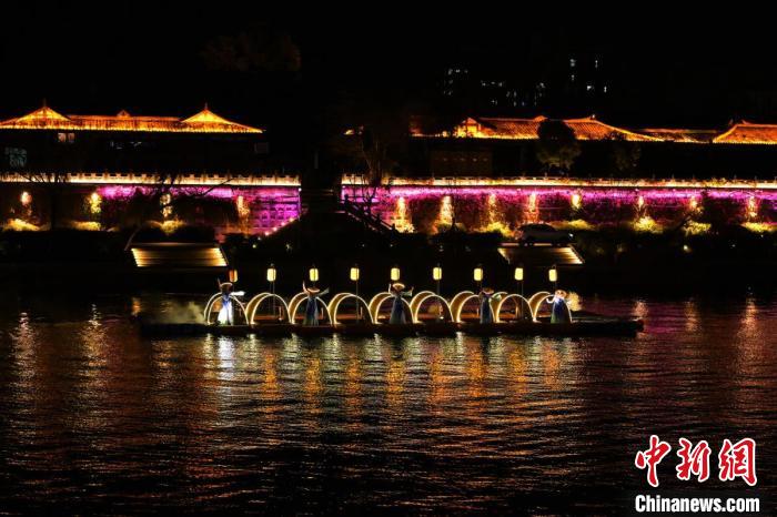 “客來閬中”嘉陵江上實(shí)景演出?！垥詵| 攝