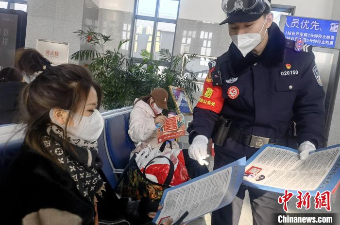 數(shù)萬鐵路民警堅守萬里鐵道，守護萬家平安團圓 公安部鐵路公安局供圖