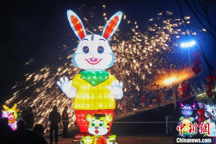 看非遺、逛燈展……市民游客在盱眙趕了一場(chǎng)文化大集?！°蟛?攝