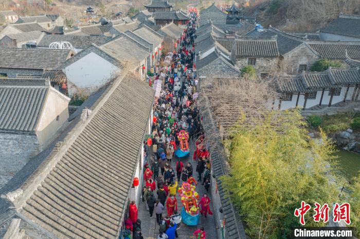 第一山歷史文化街區(qū)處處可見張燈結(jié)彩，人人臉上喜氣洋洋?！°蟛?攝