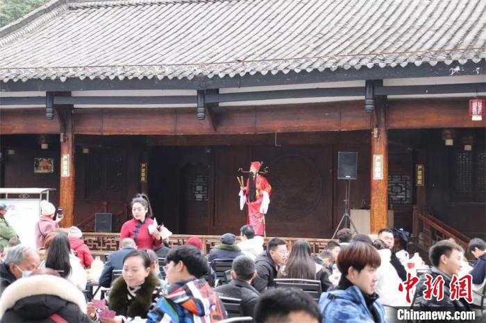 “春倌”趙承忠正在給游客“說(shuō)春”?！垥詵| 攝