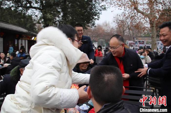向市民及游客派發(fā)紅包，賜福送祝福?！垥詵| 攝