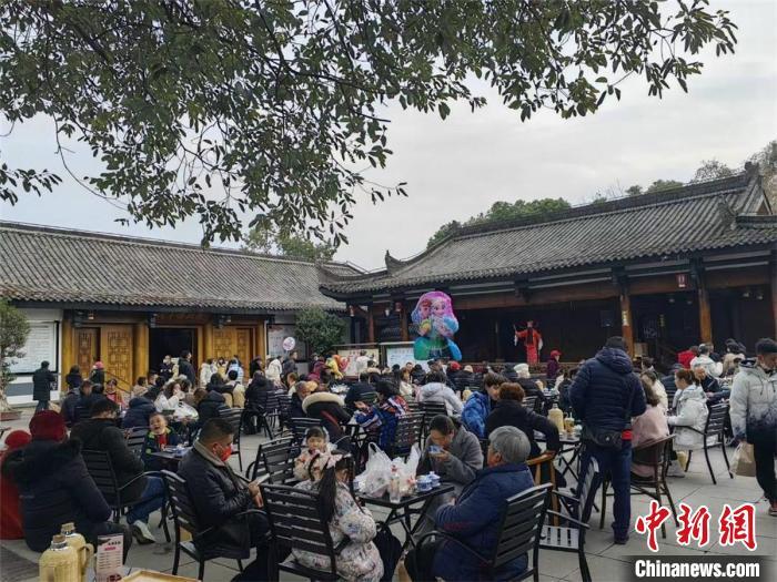 “春倌”趙承忠為游客“說(shuō)春”?！垥詵| 攝