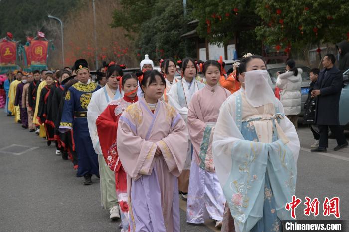 巡游隊伍以“仙女祈?！睘樾蚰弧！垥詵| 攝