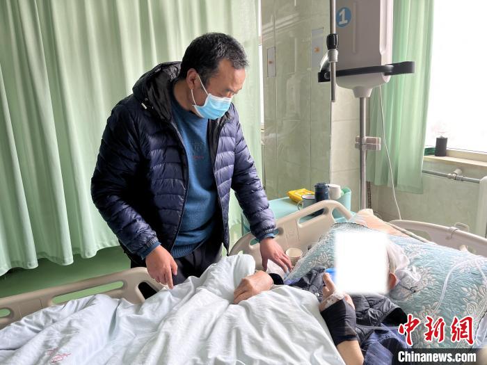 圖為患者在醫(yī)院得到救治?！●R文莉 攝