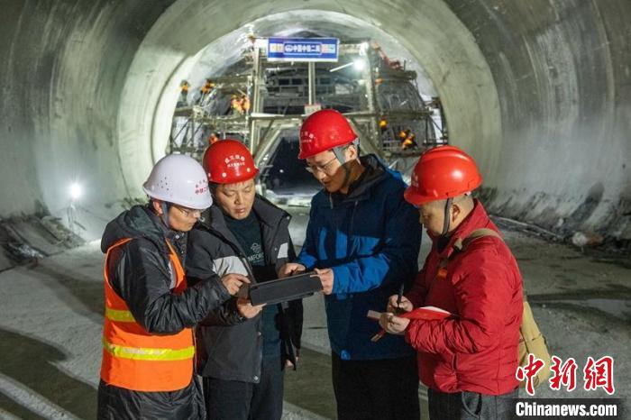 成蘭鐵路公司成蘭指揮部指揮長肖霞林(左二)與設(shè)計(jì)單位現(xiàn)場解決問題?！⒅铱?攝