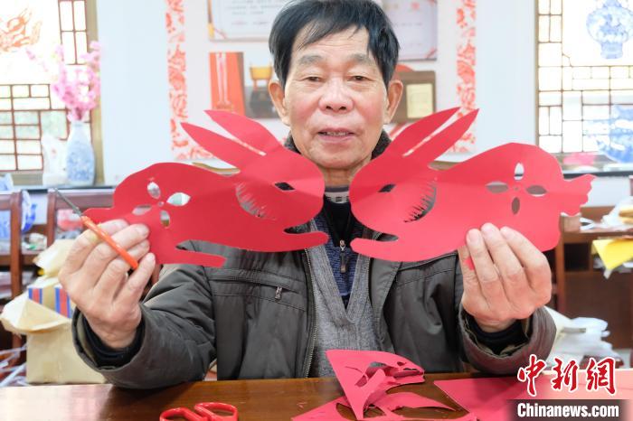謝才華展示剪的兔子?！×植?攝