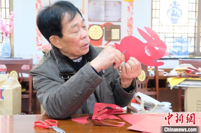 謝才華剪紙現(xiàn)場(chǎng)?！×植?攝