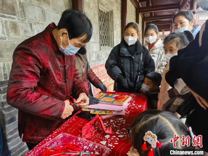 謝才華在天一閣剪紙現(xiàn)場(chǎng)?！⊥跻伶?攝
