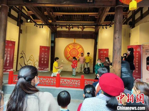 在民俗博物館內，福建省雜技團演員們表演精彩節(jié)目?！「＝ㄊ‰s技團供圖