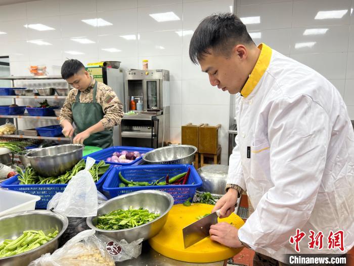 干部們?cè)趶N房切菜?！∥渚憬傟?duì)臺(tái)州支隊(duì)供圖