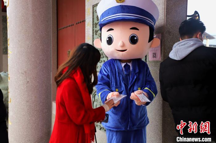 向游客發(fā)放森林防火定制口罩。　司寒杰 攝