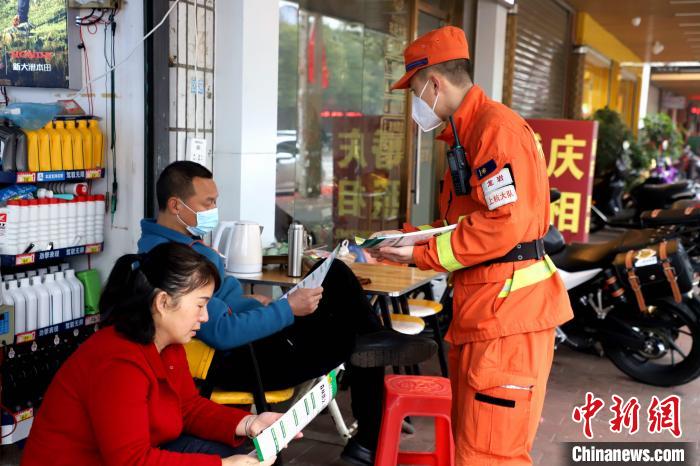 發(fā)放森林防火宣傳手冊(cè)。　司寒杰 攝