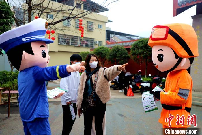 為游客介紹景區(qū)應(yīng)急場(chǎng)所?！∷竞?攝