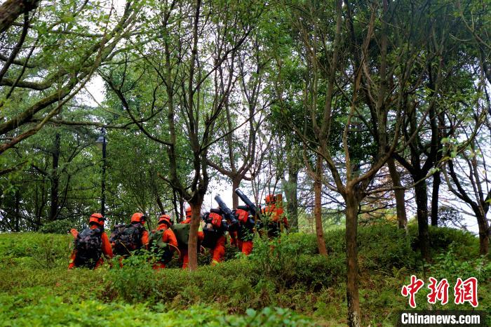 消防員攜裝巡護(hù)，及時(shí)勸阻野外用火?！∷竞?攝