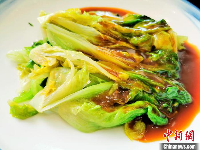 開年飯吃蠔油生菜，寓意“好事生財”。　李曉春 攝