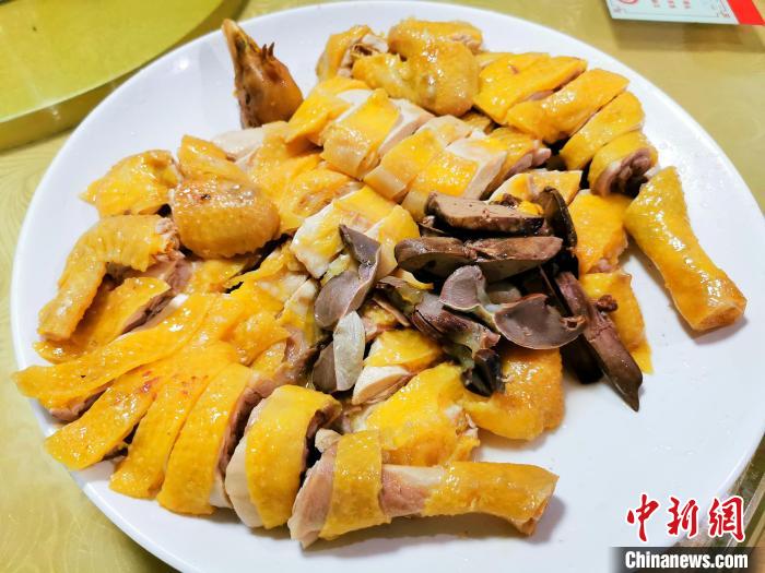 開年飯吃白切閹雞，寓意“大吉大利”?！±顣源?攝