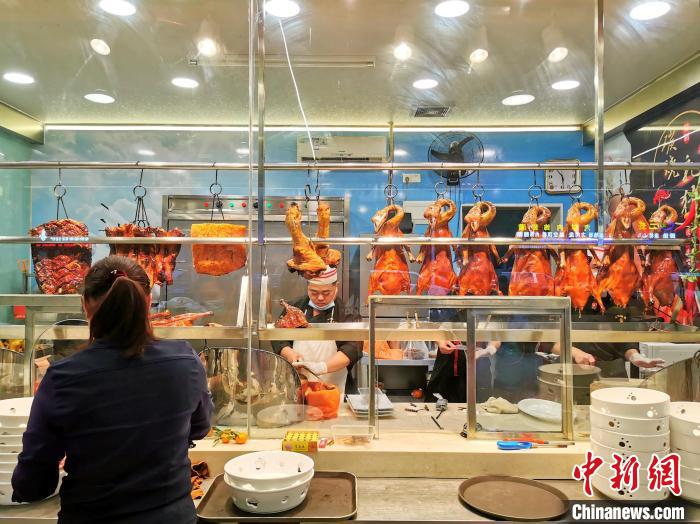 燒鵝、叉燒、燒豬等燒味，是臺山食肆開年飯中最暢銷的部分佳肴?！±顣源?攝