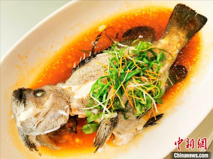 開年飯吃清蒸海魚，寓意著“年年有余”?！±顣源?攝