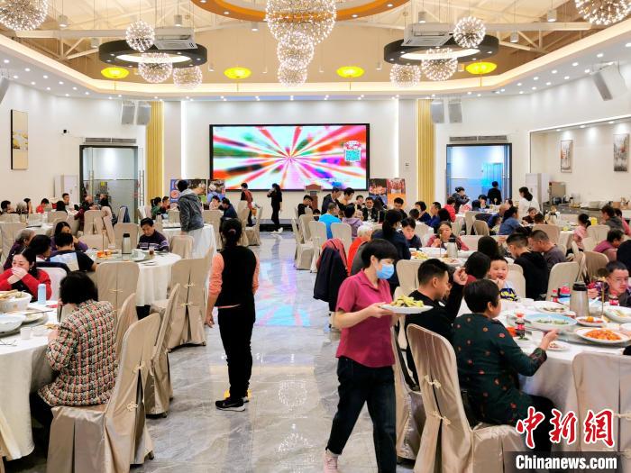 正月初二，臺山臺城大部分的食肆人氣火爆，食客接踵而至?！±顣源?攝