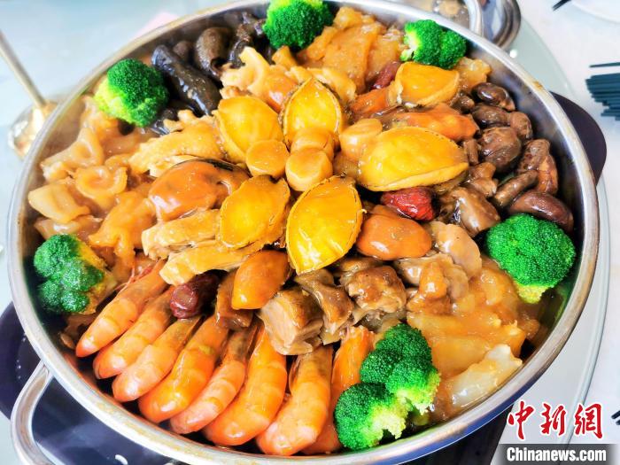 新春大盆菜，成為近年臺山人開年飯的優(yōu)選之一，寓意著新的一年賺得“盆滿缽滿”?！±顣源?攝