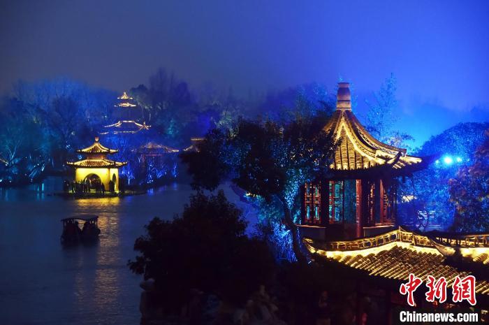 迷人的揚(yáng)州夜，為八方游客呈獻(xiàn)一場(chǎng)精彩的夜游“視覺(jué)盛宴”，令人陶醉其中，流連忘返?！∏f文斌 攝