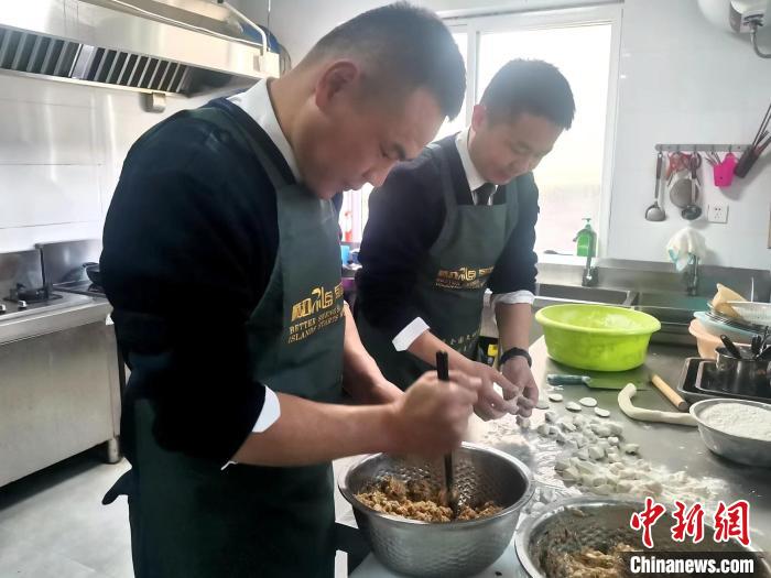 宋炳相和同事一起包餃子。　受訪者供圖