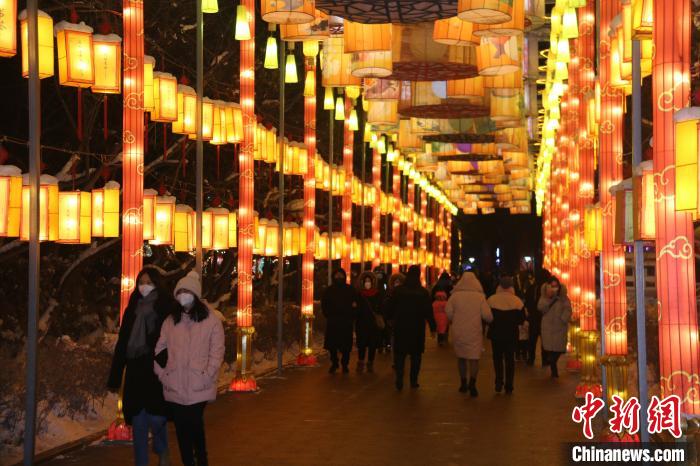 花燈璀璨，濃濃年味撲面來(lái)?！∨绥?攝