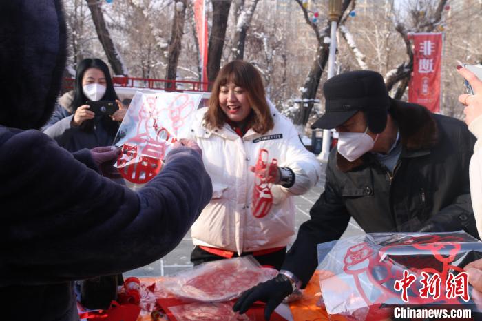 一張張寄托著美好祝愿的剪紙送給市民?！∨绥?攝