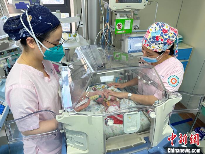 醫(yī)護(hù)人員照護(hù)新生兒?！≈鞎熀?攝