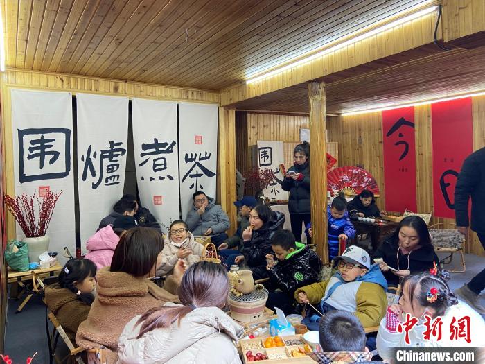 圍爐煮茶現(xiàn)場(chǎng)?！×植?攝