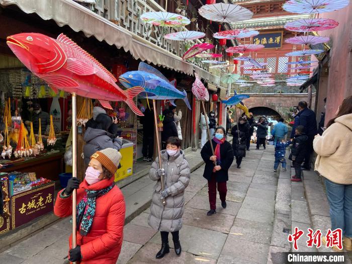 漁燈巡游現(xiàn)場(chǎng)。　林波 攝