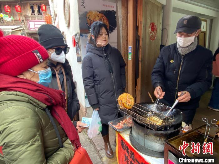 游客購(gòu)買(mǎi)蝦餅。　林波 攝