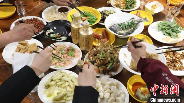 留玉環(huán)過年臺胞們的年夜飯?！堹L鶯 攝