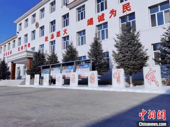 圖為森林消防指戰(zhàn)員制作的冰雕?！∴崕r松 攝