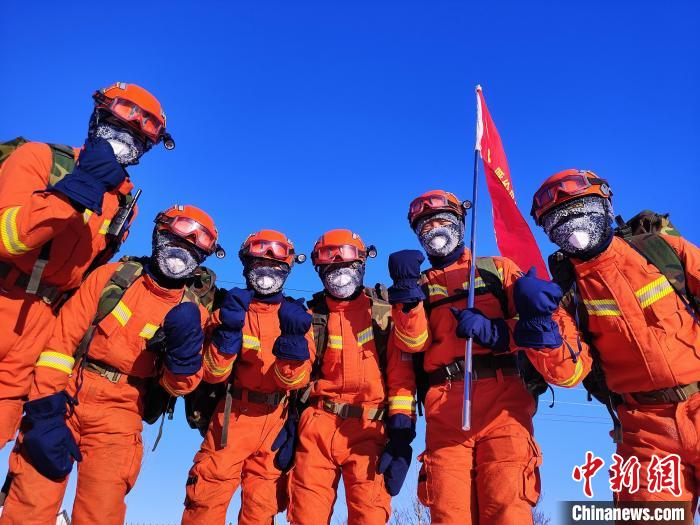 圖為冰霜掛滿森林消防指戰(zhàn)員面罩。　張文龍 攝