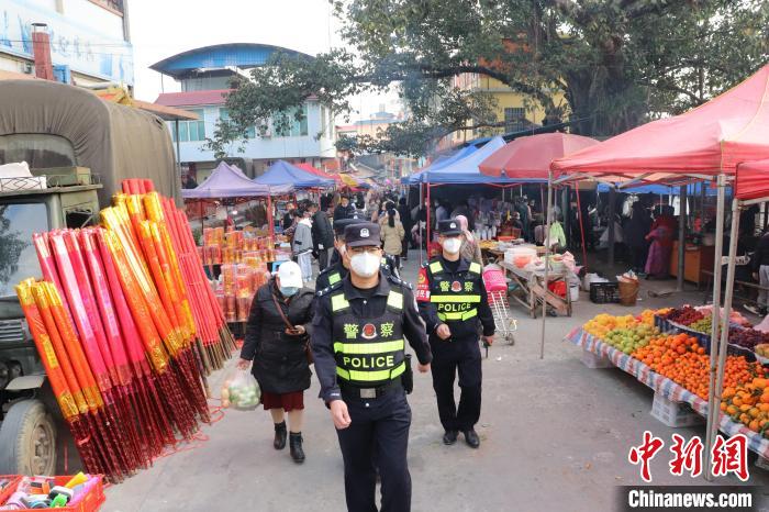 圖為民警堅守崗位?！〉潞赀吘彻芾碇ш牴﹫D