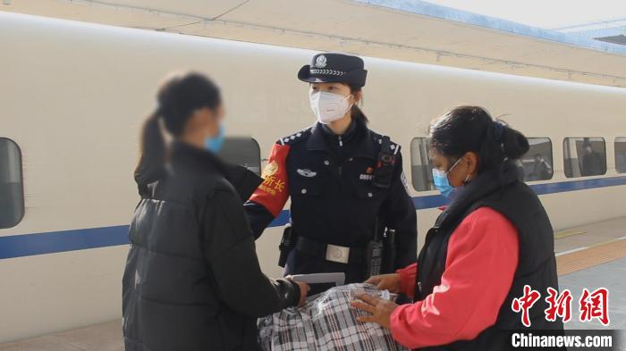 民警助文女士找回女兒?！》鹕借F路公安處 供圖