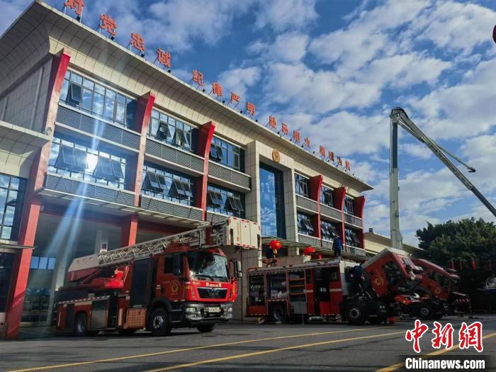 春節(jié)期間，新塘站給消防車做保養(yǎng)?！∪~家成 攝