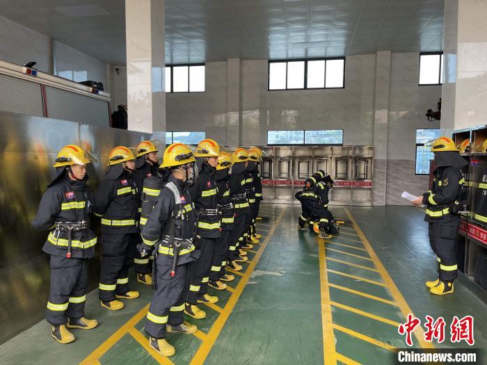 新塘站消防員日常訓(xùn)練?！∪~家成 攝