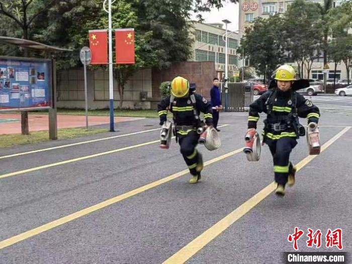 新塘站消防員日常訓(xùn)練?！∪~家成 攝