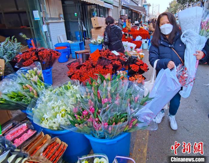 圖為民眾購得鮮花滿懷?！钣㈢?攝